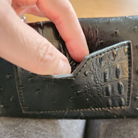 Black Exotic Mixed-Texture Envelope Clutch & Wristlet​Elevate your accessory ga - Picture 4 of 7